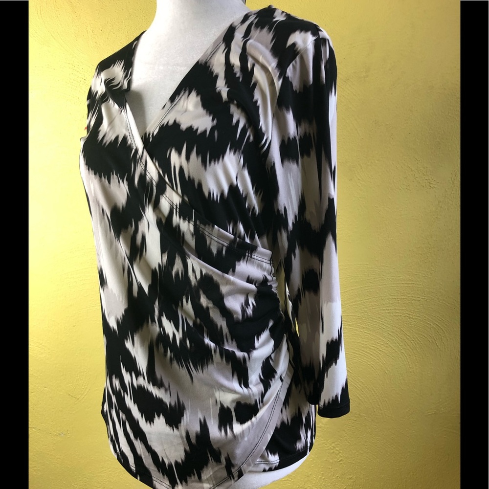 New Woman’s Jennifer Lopez V Necked Top! NWOT!!